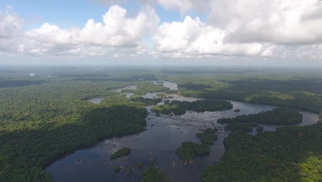 Oiapoque-Fluss-Durch-Den-Amazonas-Wald-Per-Drohne.-Guayana,-Brasilien